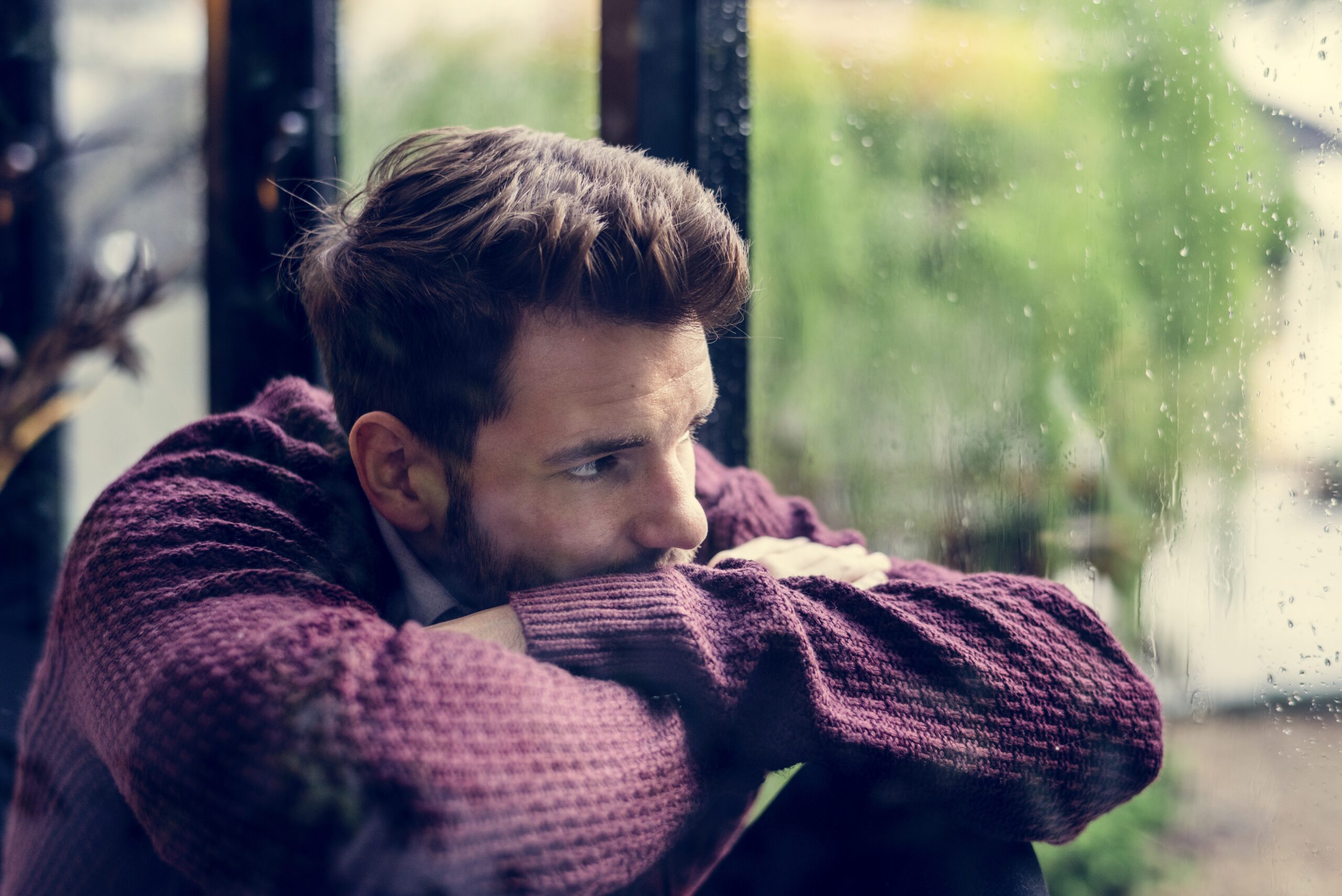 ¿Por qué me siento bien pero vacío? Claves para entender el vacío emocional